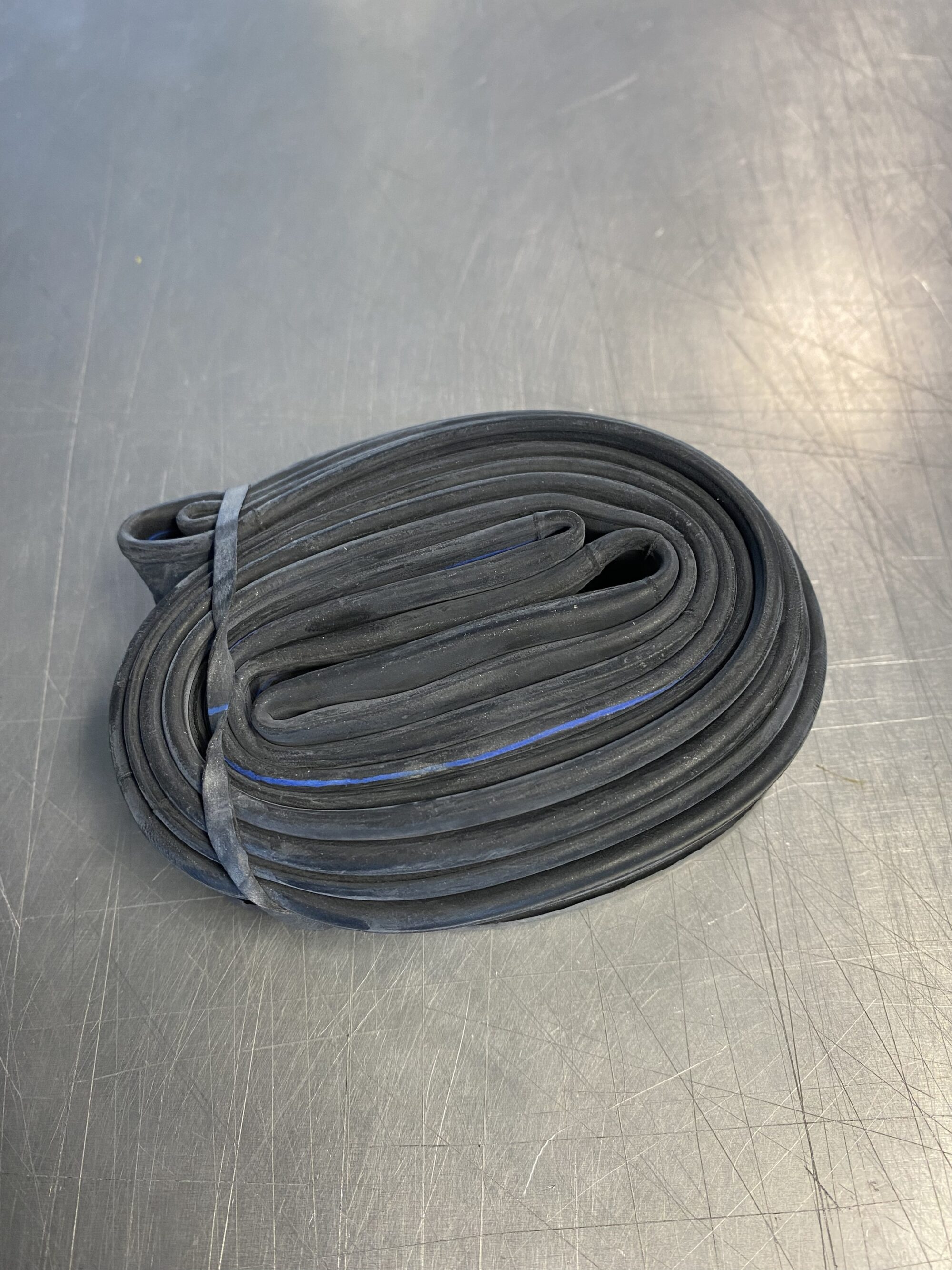 700x35 tube schrader